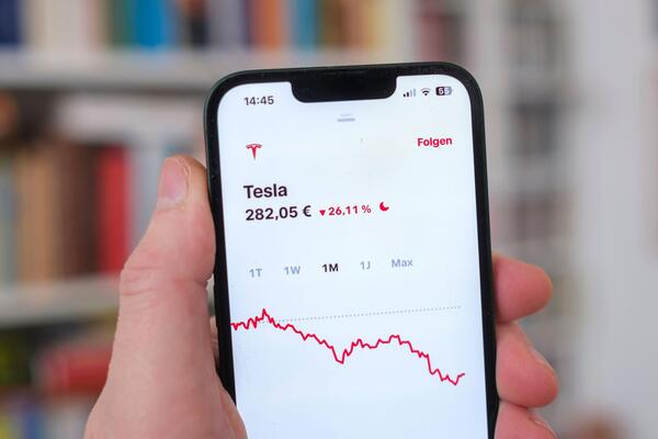 Tesla potopljena! Akcije skroz pale, gube se milioni, ulagači u panici