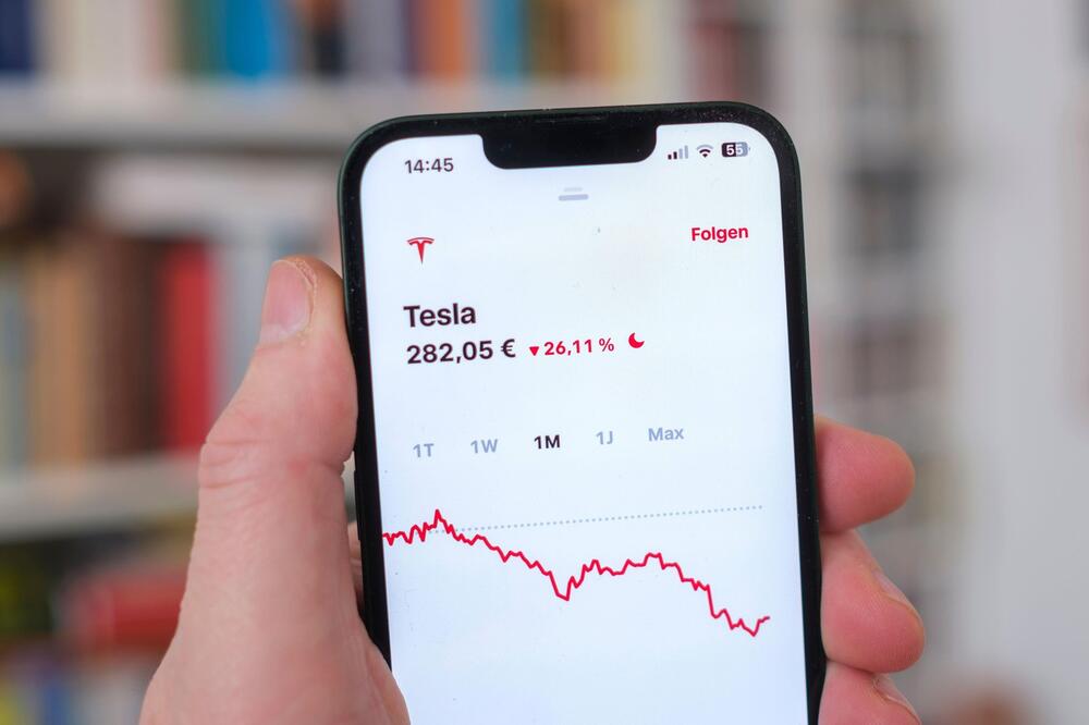 Tesla potopljena! Akcije skroz pale, gube se milioni, ulagači u panici