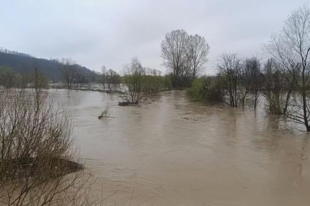 Ogromno izlivanje reke Jadar usled padavina: Meštani su u velikom strahu, poplavljene kuće, ekipe su na terenu