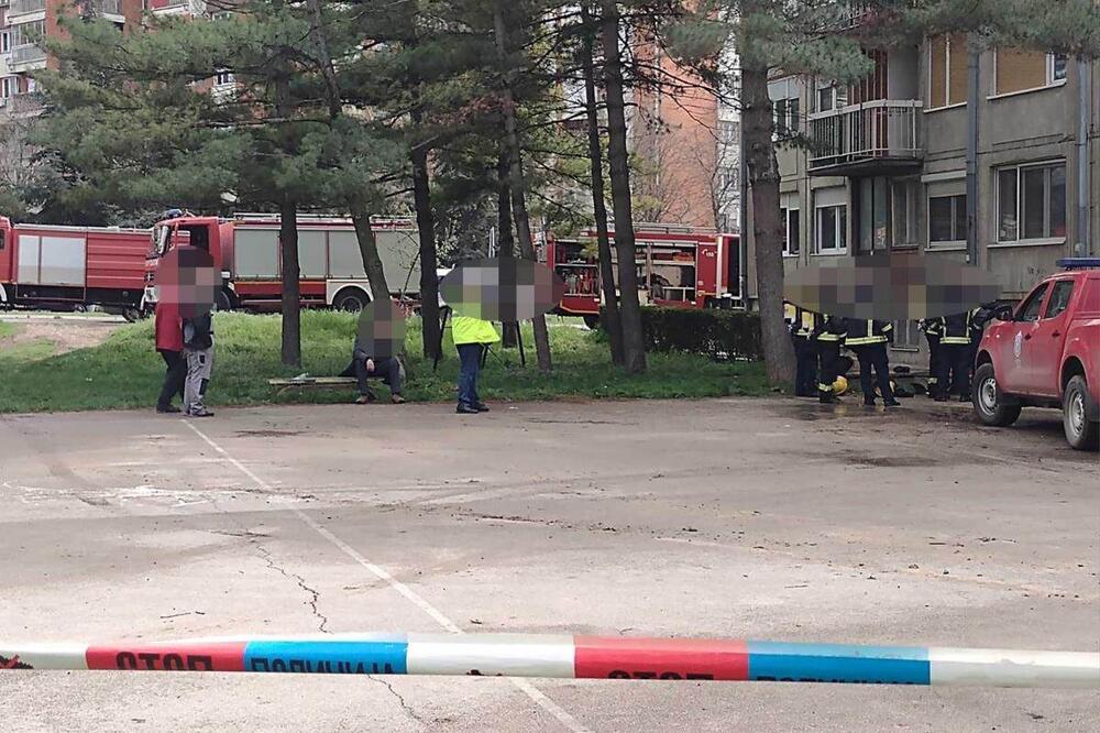 BUKNULI LUKSUZNI AUTOMOBILI NA ČUKARICI: Sumnja se da je požar podmetnut