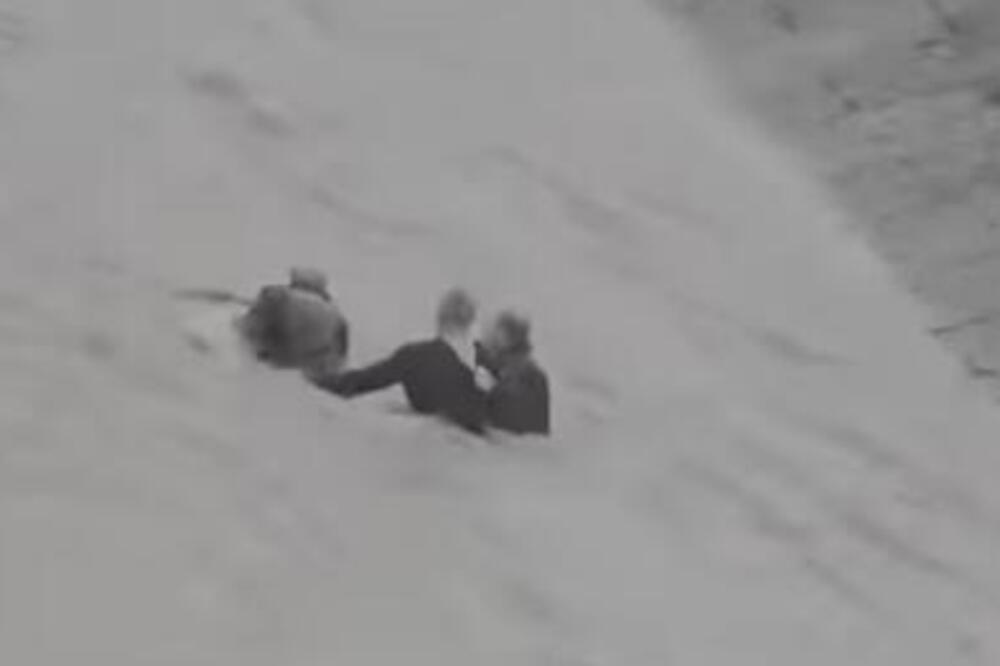 Bujica nosi ljude u Tuzli - političar uskočio u nabujalu reku da spasi čoveka! Zastrašujući snimci obilaze svet!