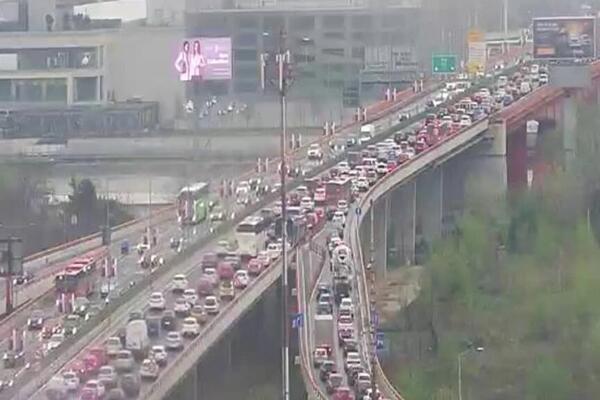 Saobraćajni kolaps u prestonici: Kiša dodatno otežava vožnju, a na ovim mestima je najkritičnije, vozila mile!