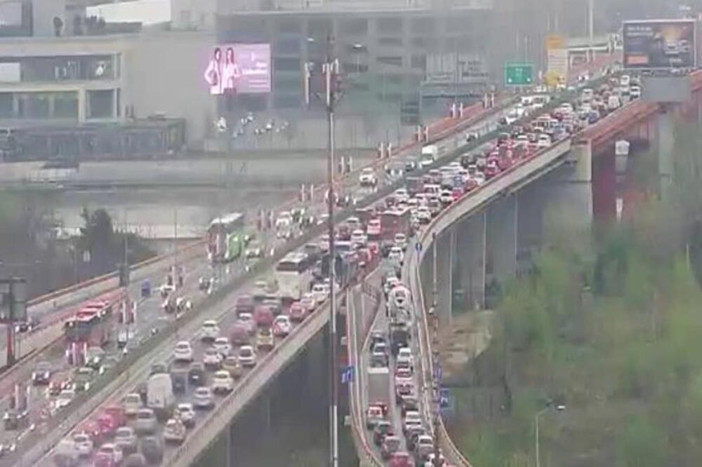 Saobraćajni kolaps u prestonici: Kiša dodatno otežava vožnju, a na ovim mestima je najkritičnije, vozila mile!