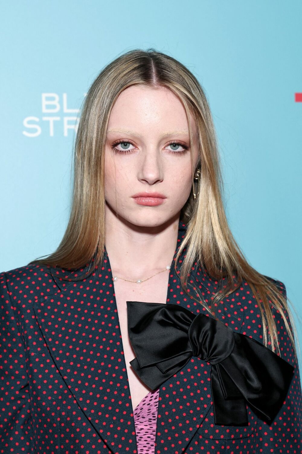 Odabrala crni sako sa roze tufnama