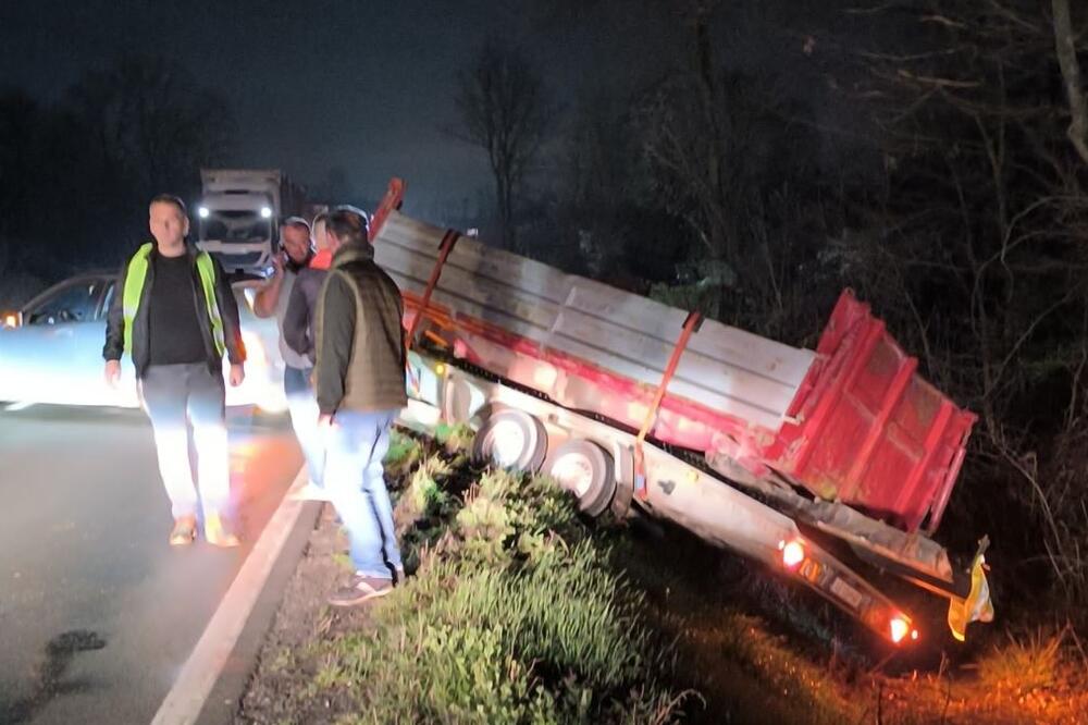 Karambol na Ibarskoj magistrali: Dva sudara na rastojanju od samo deset metara! (FOTO)