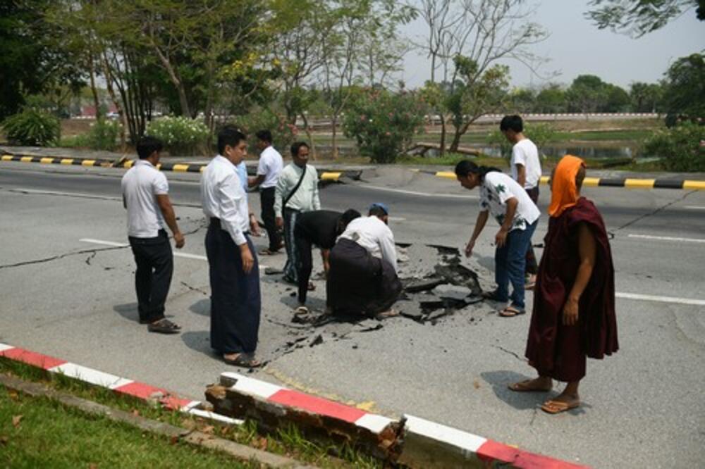Jeziv snimak zemljotresa koji je potresao svet: Ljudi se drže jedni za druge, evo šta se dogodilo tokom agonije!