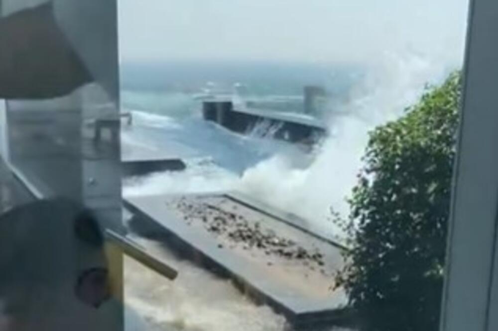 Najnoviji snimak iz Bangkoka ledi krv: Ogromni talasi u bazenu n krovu hotela, turisti mislili da je apokalipsa!