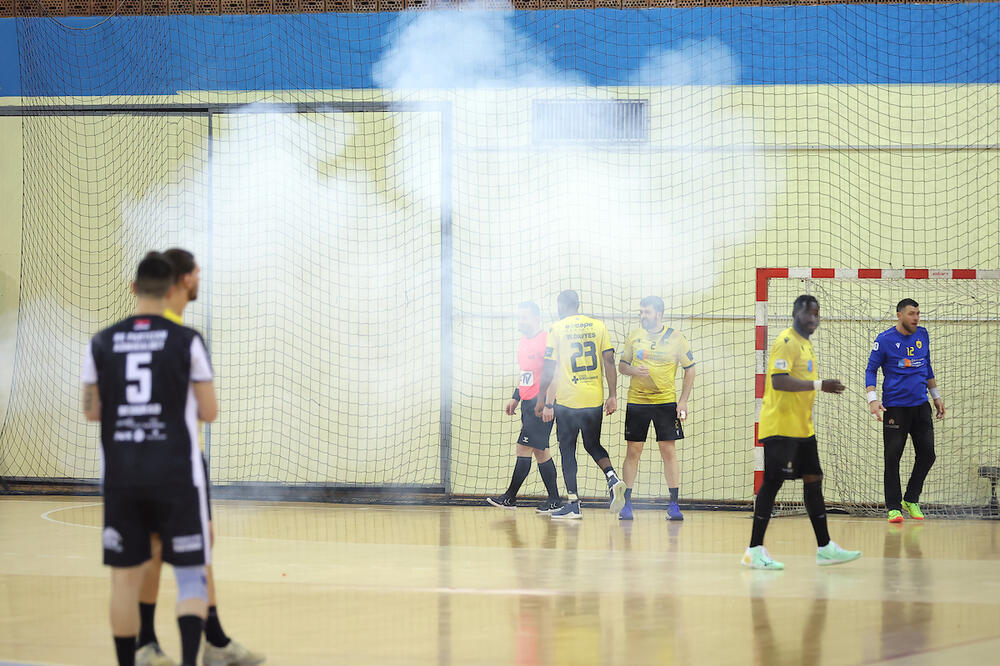 Banjica kao ratna zona! Grobari bacili topovske udare, igrači AEK-a pobegli sa parketa! (Video/Foto)