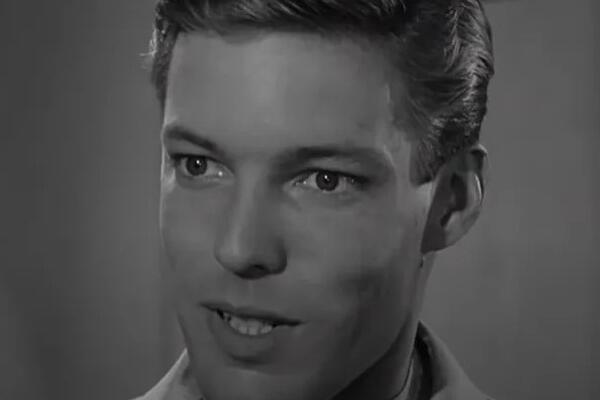 Zgodni sveštenik je tada zaludeo Srpkinje, a sve vreme krio da voli momke: Priznao sve tek u 69. godini, šok