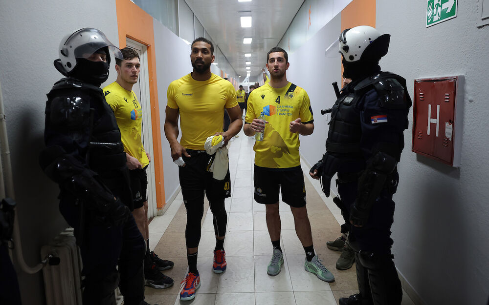 Policija ispred svlačionice rukometaša AEK-a iz Atine na Banjici