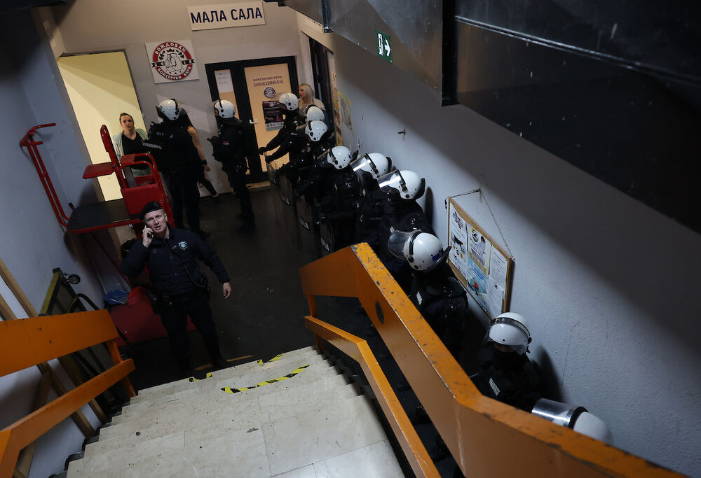 Policija ispred svlačionice AEK-a iz Atine