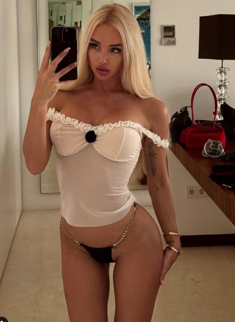 Što se tiče statusa u vezi, ona trenutno nije sama i udata je