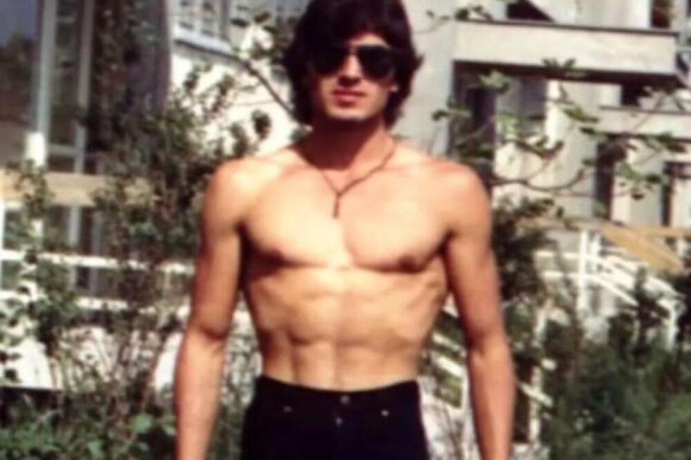 Ko je mišićava zver sa slike? Nosio kožnjake, zlatne ramove i kajlu, od njega nije bio poznatijeg devedesetih