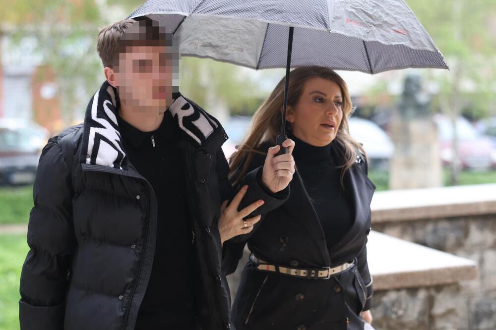 Prve slike utučene Viki na komemoraciji rođenom bratu! Crnina je progutala, evo ko je drži da ne padne