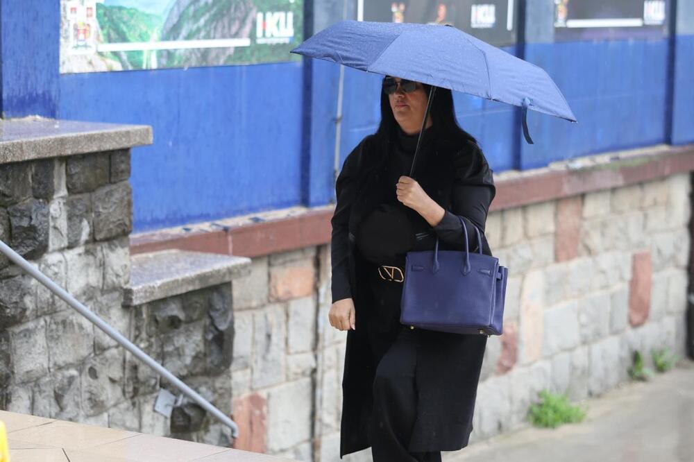 Neprepoznatljiva Jana stigla na ispraćaj brata od Viki! Bledilo joj ne silazi sa lica, za njom i sin političara