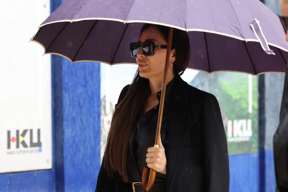 Ovako je Ceca izgledala na ispraćaju kuminog brata! Pao i poljubac u sali, evo i sa kim