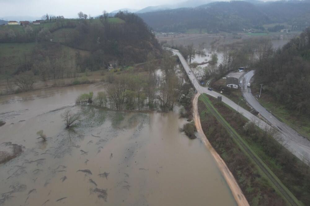 Pogledajte neverovatne slike iz vazduha: Zapadna Morava se povlači, iza sebe ostavlja tužan prizor! (FOTO)