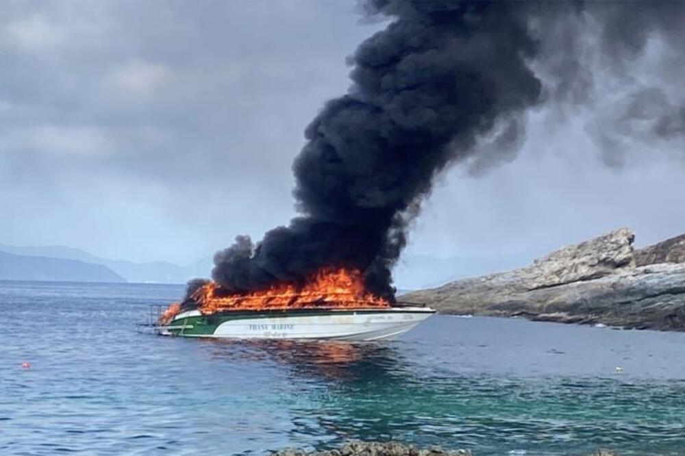 Požar zahvatio brod sa 36 turista, gliser pretvoren u vatrenu loptu u nekoliko sekundi: Svet obilaze jezivi snimci!