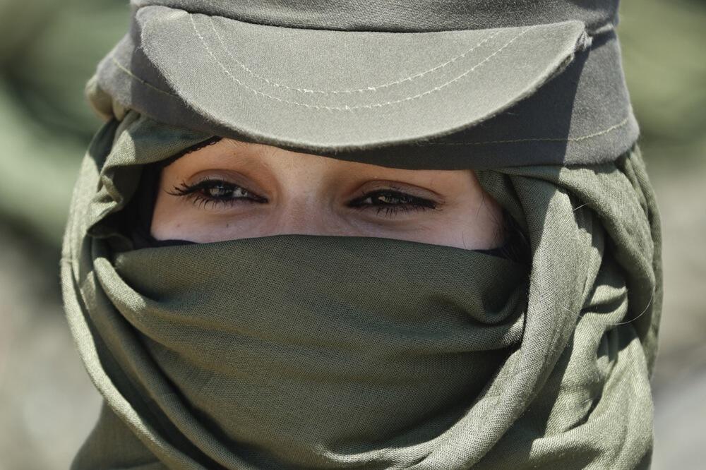 "Prestala sam da brojim ubistva nakon...": Ispovest Anine (18) koja je snajperista na prvoj liniji fronta ledi krv!