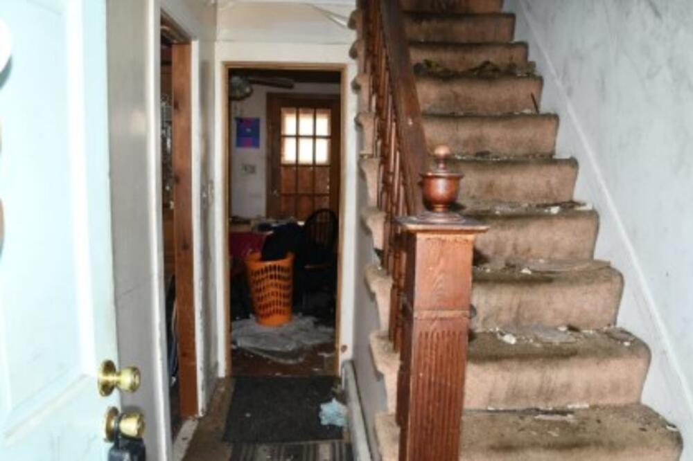 Ovo je kuća strave u kojoj je maćeha sakrivala sina 20 godina: Napolje je izlazio na minut, a onda se dosetio...