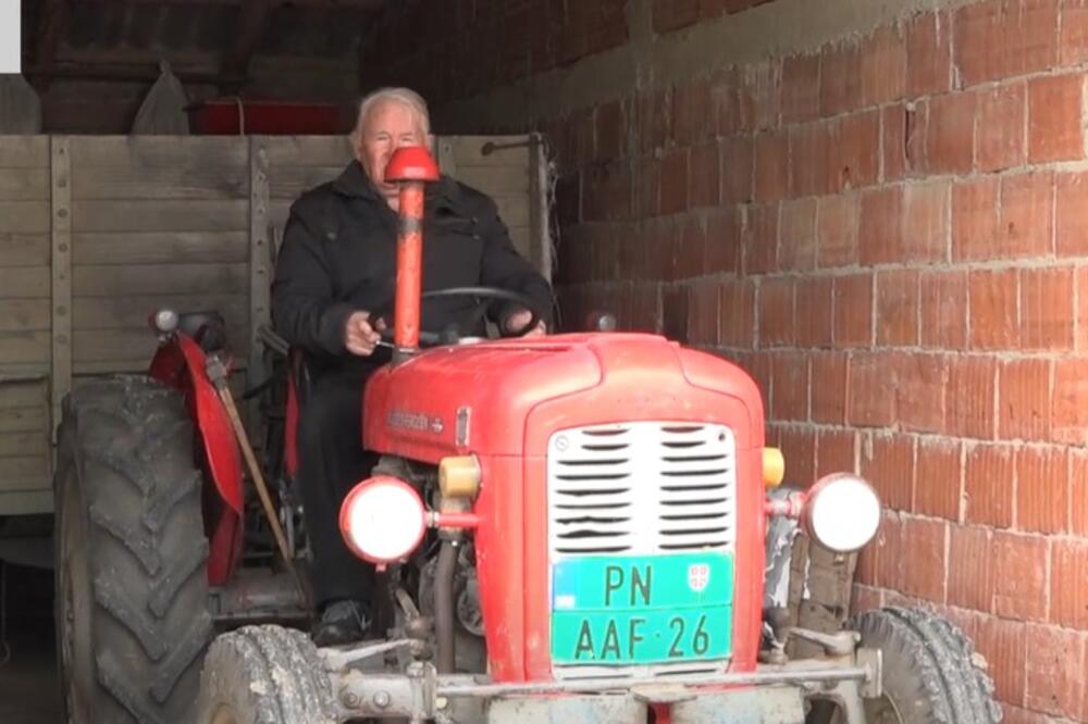 Traktor je srce svakog poljoprivrednika: Slavoljub (79) ima najstariju mašinu, a i danas je pali iz prve! (VIDEO)