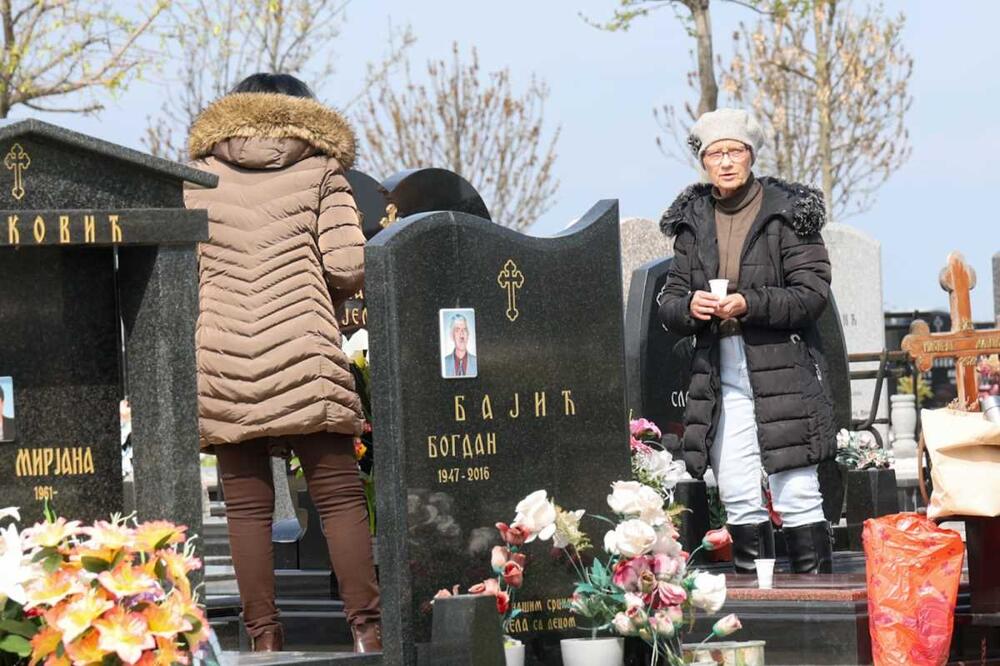 Šta se upravo dešava na grobu Jelene Marjanović? Uhvaćene 2 nepoznate žene, evo i u kakvom činu