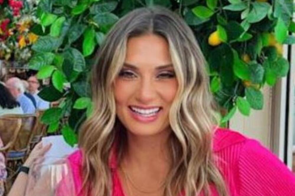 "Volim te mamice...": Ovo je Kristina koja je uhapšena pred suprugom zbog odnosa sa učenikom! Isplivale šok poruke!