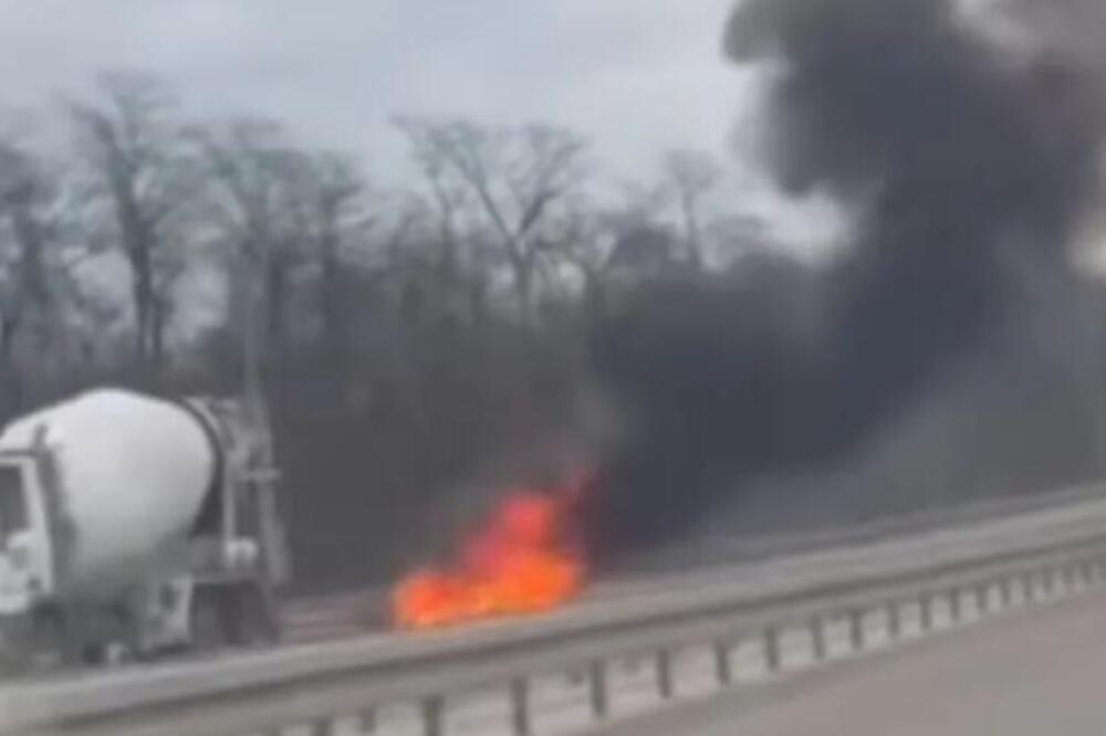 Zapalio se automobil kod Pupinovog mosta! Vatra kulja iz vozila!