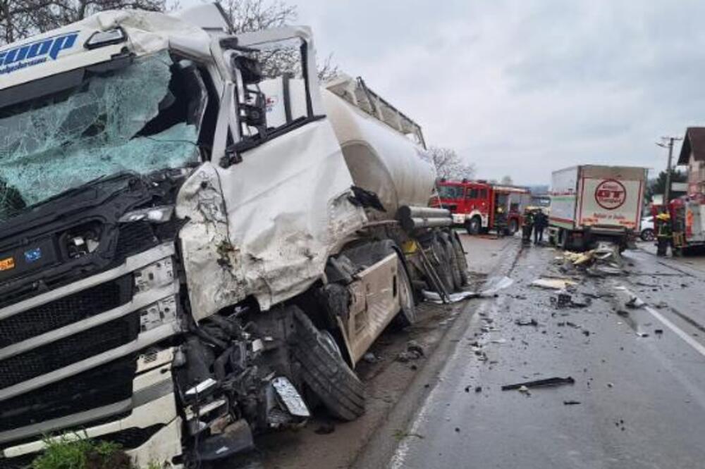 Horor i strava u Rakovcu! Jeziv sudar kamiona, "teškaši" bukvalno smrskani!