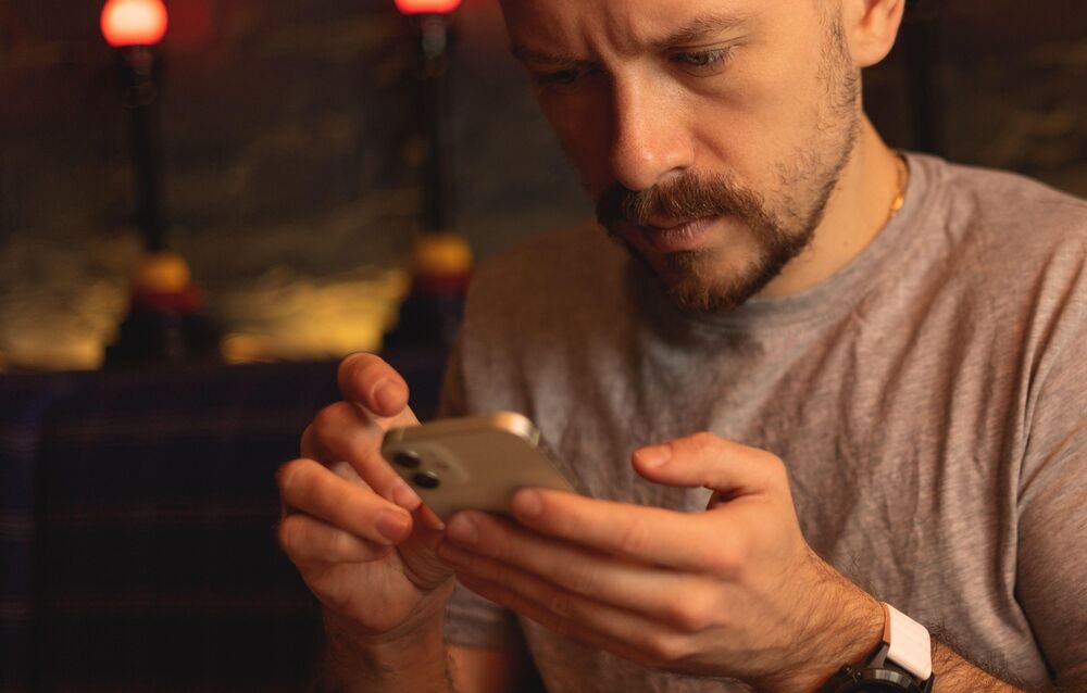 Čovek koristi telefon