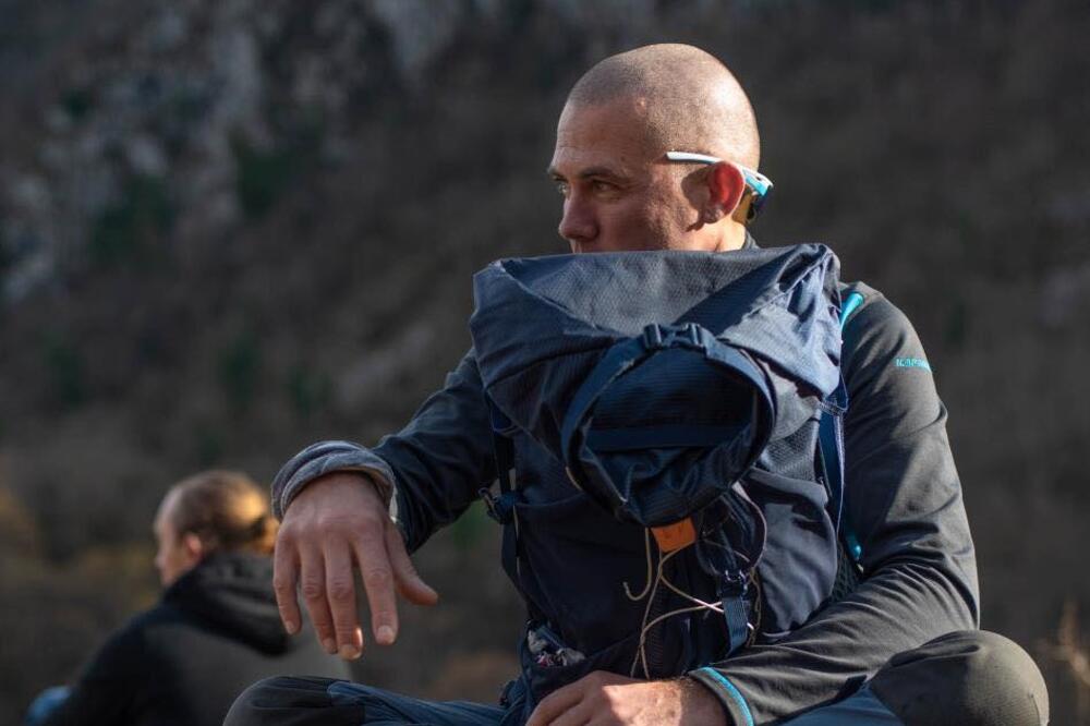 Roman uči Srbe i Crnogorce kako da prežive u šumi: Ruski neustrašivi avanturista oduševljen našim narodom (FOTO)