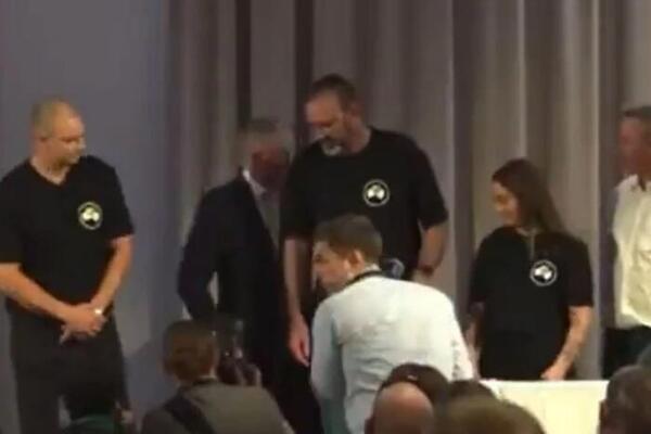 Australijski premijer držao govor, a onad je usledio šok! Odjednom se našao na podu, svi pohrlili ka njemu (VIDEO)