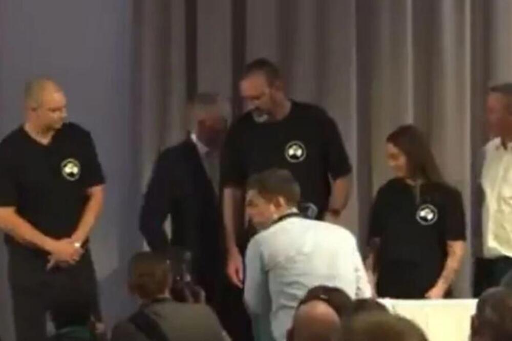 Australijski premijer držao govor, a onad je usledio šok! Odjednom se našao na podu, svi pohrlili ka njemu (VIDEO)