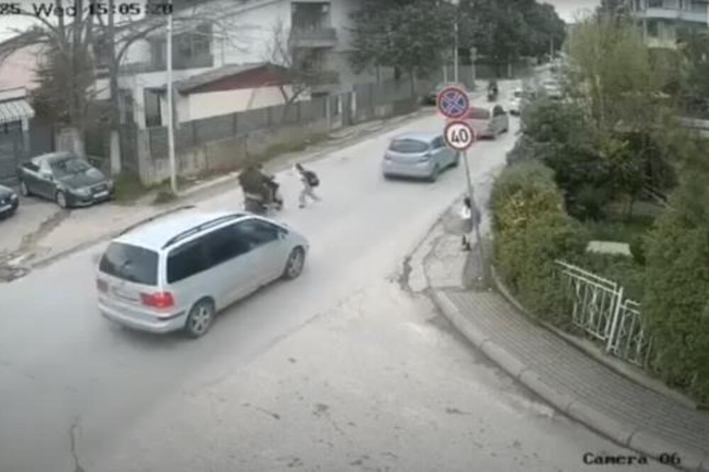(UZNEMIRIJUĆE) Udario dete motorom, pa pobegao sa mesta nesreće! Jeziv snimak iz Severne Makedonije (VIDEO)