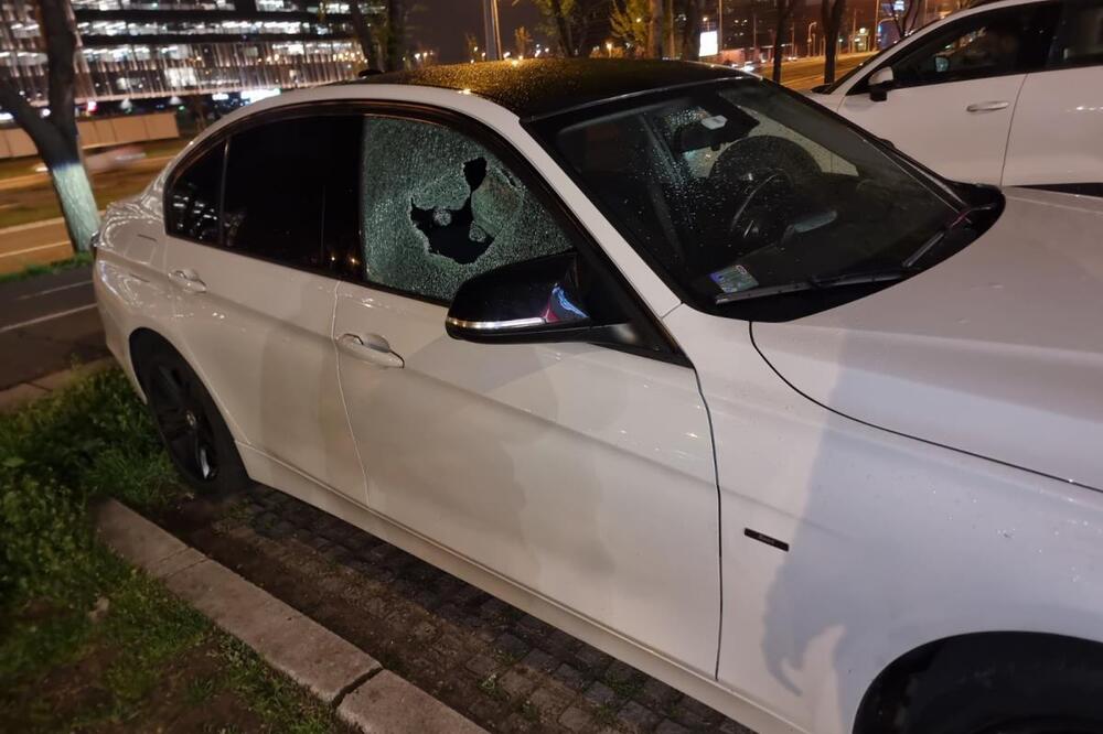 Obijeno 50 automobila na Novom Beogradu: Razbijeni prozori i srča na sve strane, građani u šoku (FOTO)