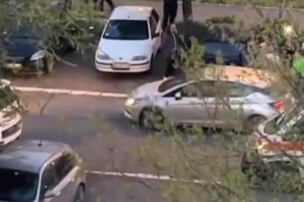 Detalji strašne drame na Novom Beogradu: Muškarac ima pištolj i preti da će se ubiti, isplivali prvi snimci