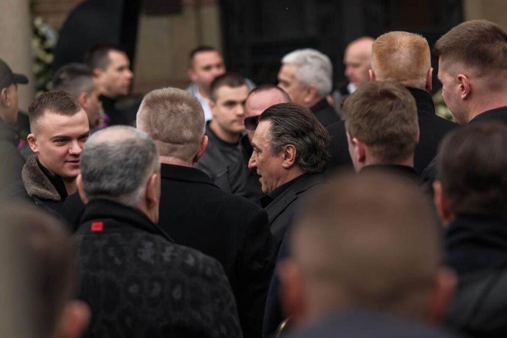 Porodica u suzama na sahrani Željka Rutovića: Ljudi se okupljaju ispred kapele, a na ispraćaj je došao i ovaj čovek