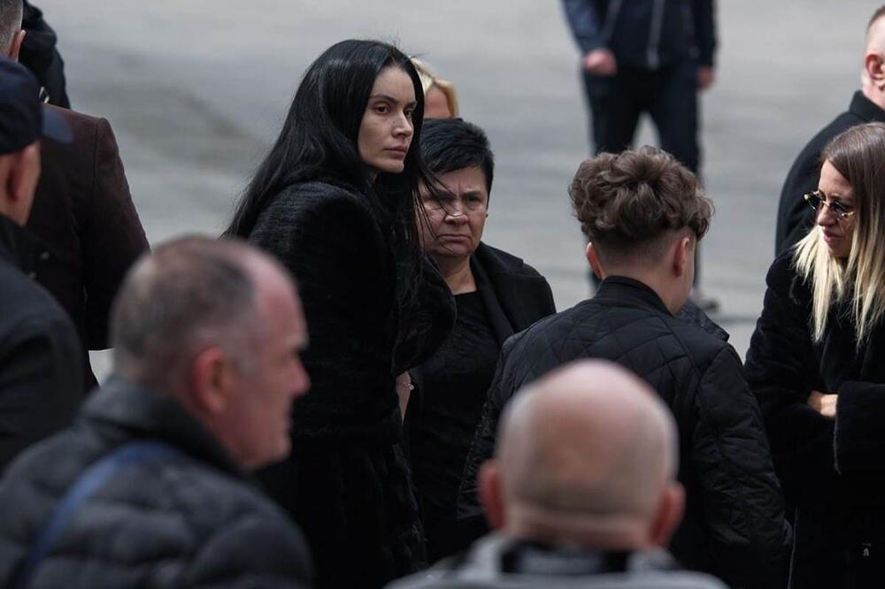 Mis Srbije uplakana ispraća oca! Ćerka Željka Rutovića neutešna, prima saučeće u suzama...