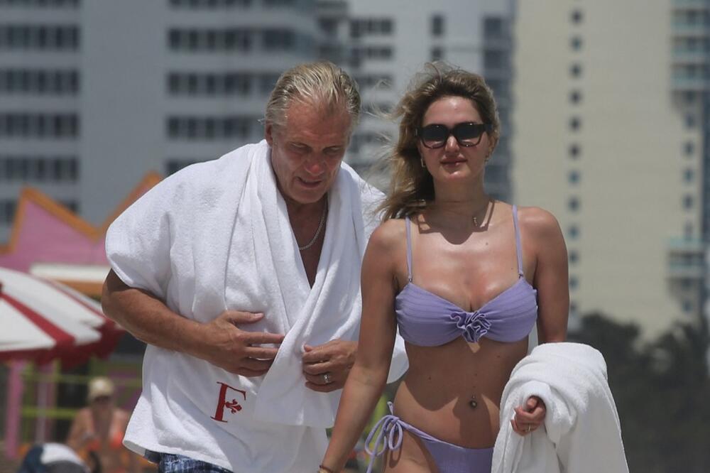 Ženo, kipe ti grudi na sve strane! Glumac (67) uslikan na plaži sa 4 decenije mlađom suprugom - prizor razara oči