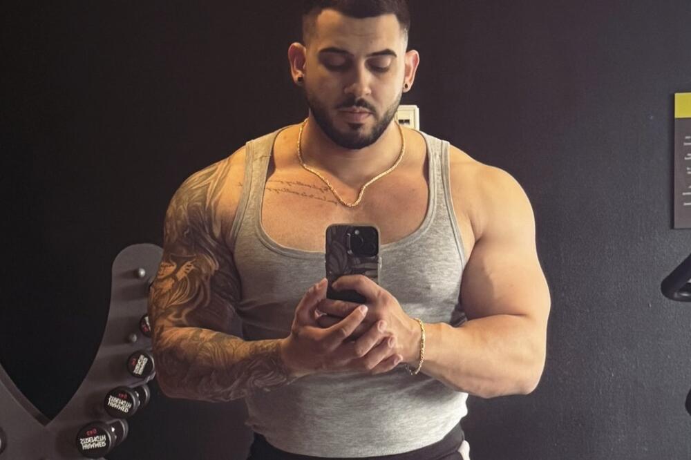 Kad se Vanja skine svi se oblače: Pevač pokazao svaki deo tela - jake ruke pune tetovaža, pogled vuče i ka dole...