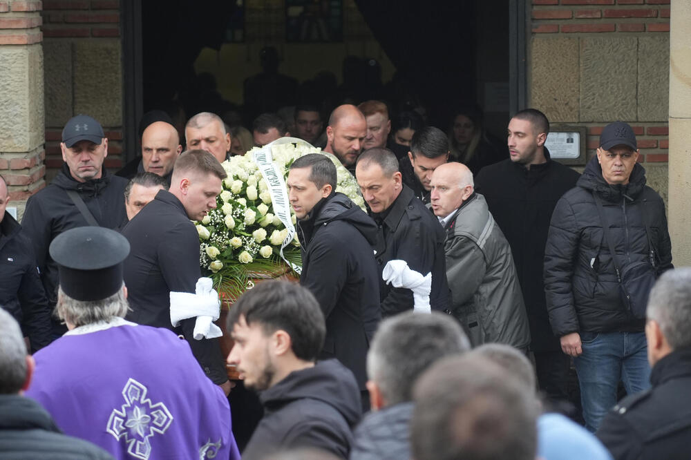 Brat Luke Bojovića je ispraćen uz ovu pesmu, a sada i Željko Rutović: Na groblju moćne face, a onda su suze krenule