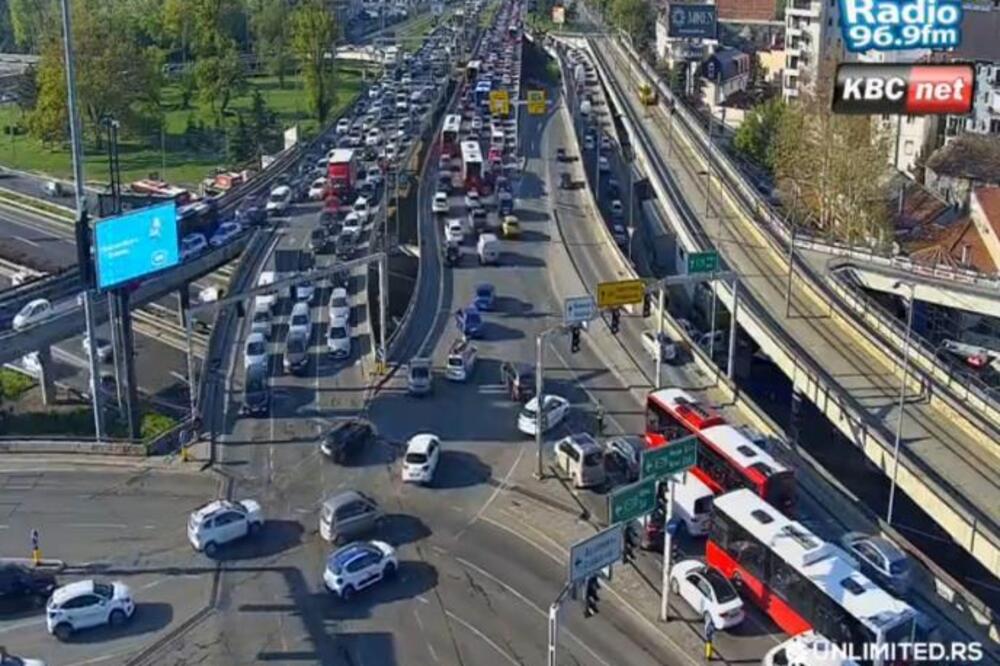 Totalni kolaps od rane zore, Beograd je stao: Gužve na skoro svim mostovima i putevima, a ovde je najgore! (FOTO)