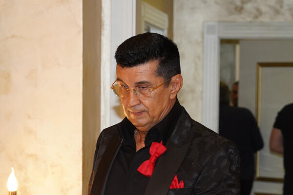 "Jurim žene i dalje" Oduvek bio okruženim najlepšim ženama, razveo se od 25 godina mlađe, a sad priznao ovo