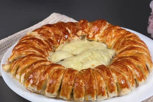 Pecivo će biti tako ukusno da vam pekara neće pasti na pamet: Premaz daje korici poseban šmek, cake pravih majstora