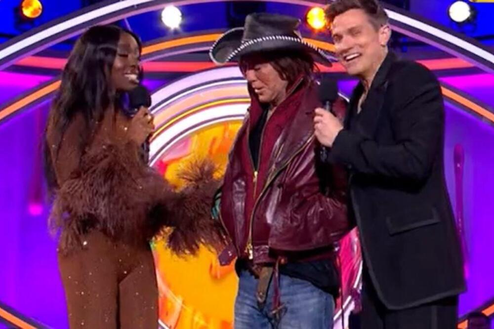 Krenuo da se oblizuje, pa da zagleda obline: Svi osudili njegovo ponašanje prema voditeljki, u zemlju da propadneš