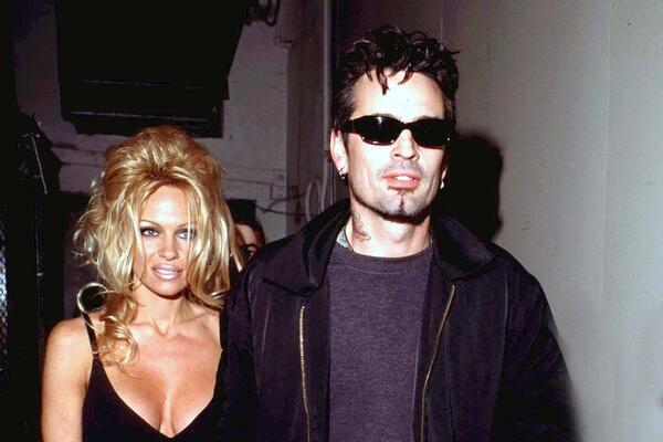 NJIHOV KUĆNI SNIMAK UKRAO RADNIK I OBJAVIO GA! Tukao ženu dok je držala njihovog sina, pa SMUVAO...