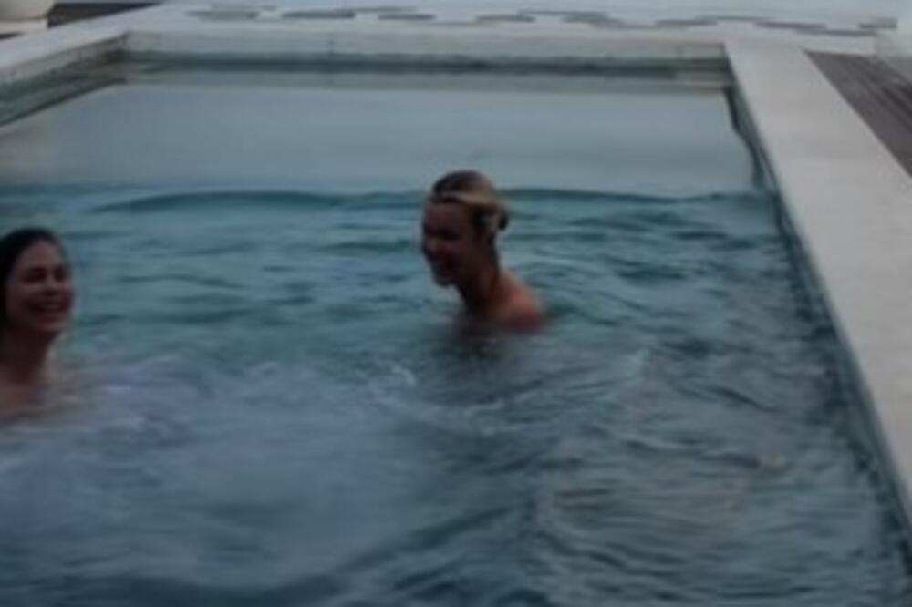 Devojke rezervisale "privatnu vilu" za odmor, a onda ih je iznenadio gost: Ovome se nisu nadale, šok! (VIDEO)