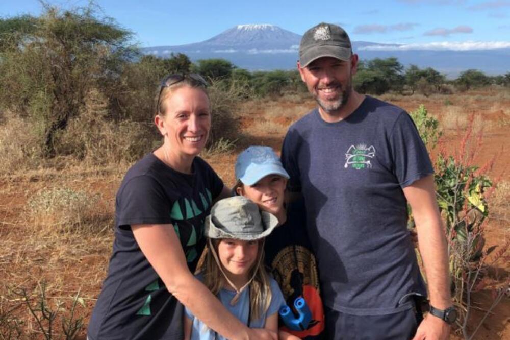 Umalo im odmor preseo! Porodica se zaglavila usred safarija, danima bili okruženi opasnim predatorima (VIDEO)