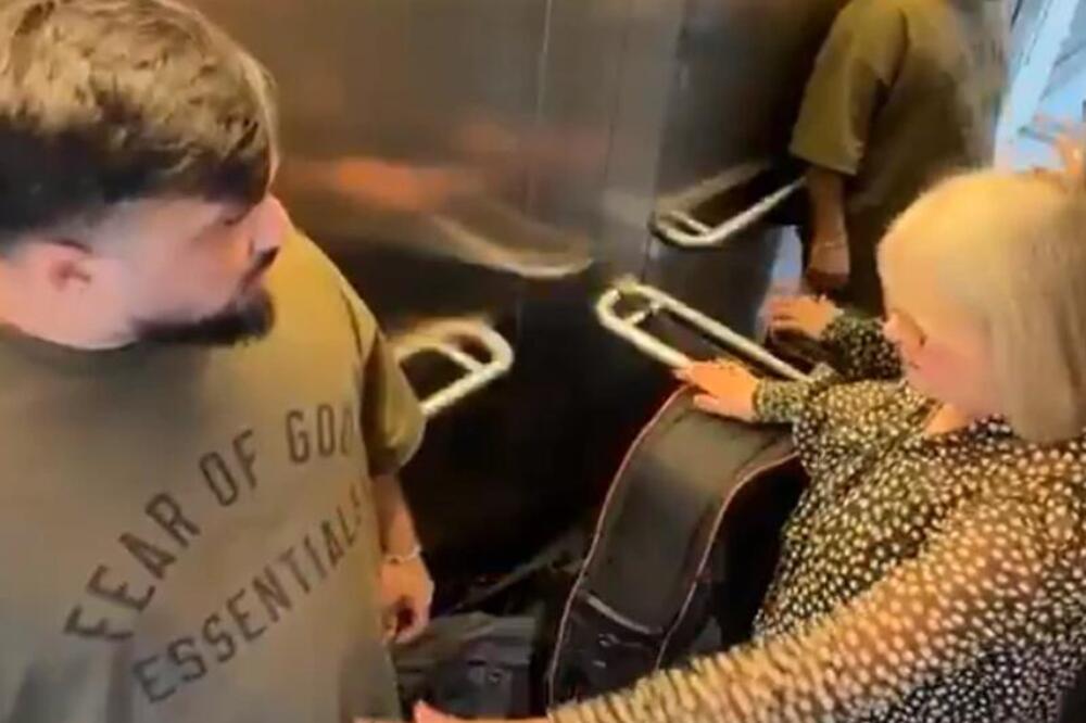 Nije mogla da se obuzda! Starija žena nasrnula na momka u liftu koji može sin da joj bude, uporno mu tražila ovo!