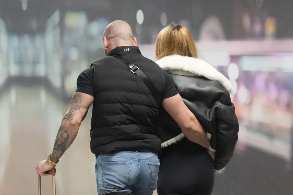Dečko jedva hoda jer oko noge ima ortozu, a ona se smeška: Uhvaćeni na aerodromu - svi bruje o jednom